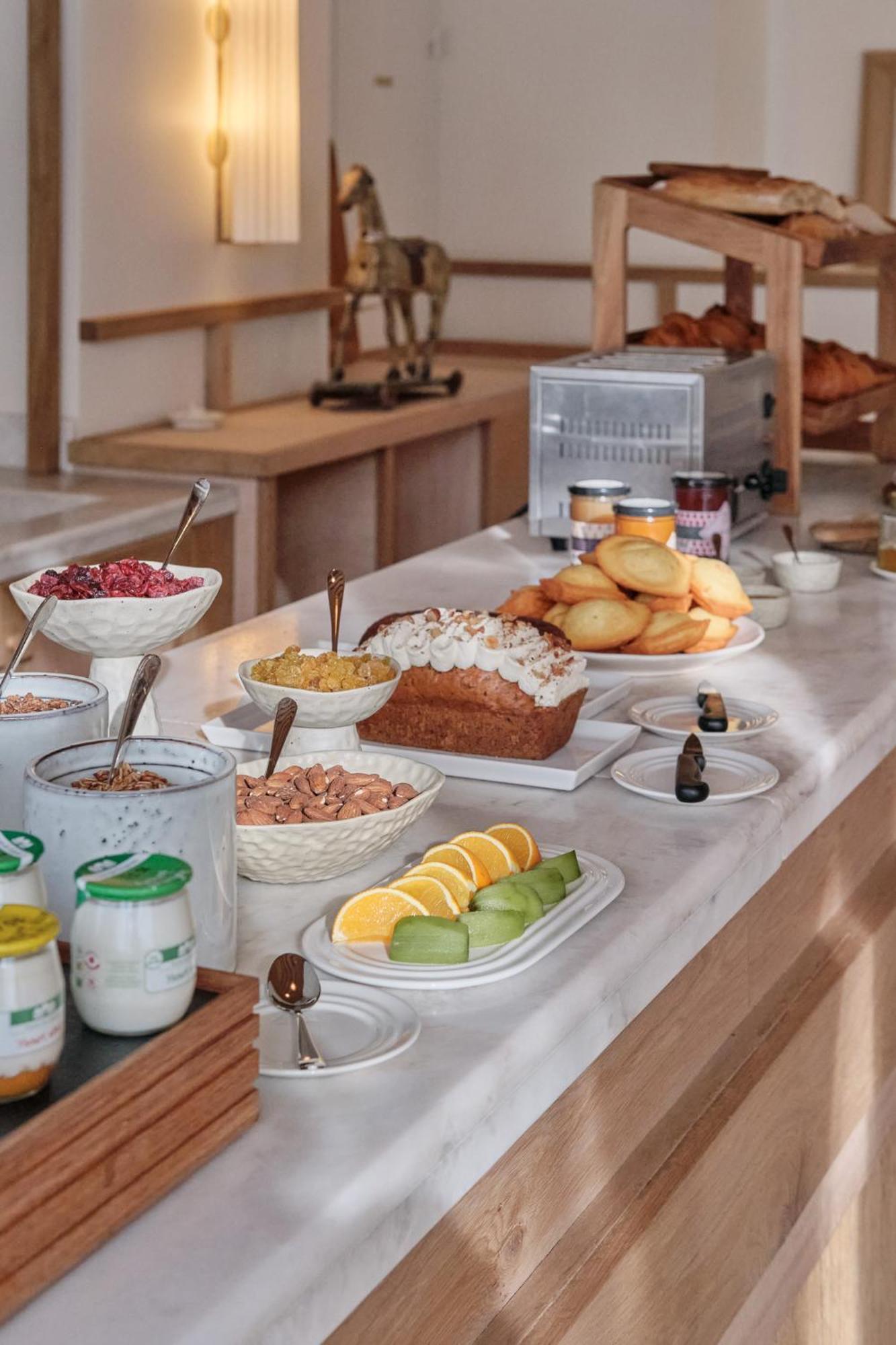 Elysee Montmartre Hotel Париж Екстериор снимка