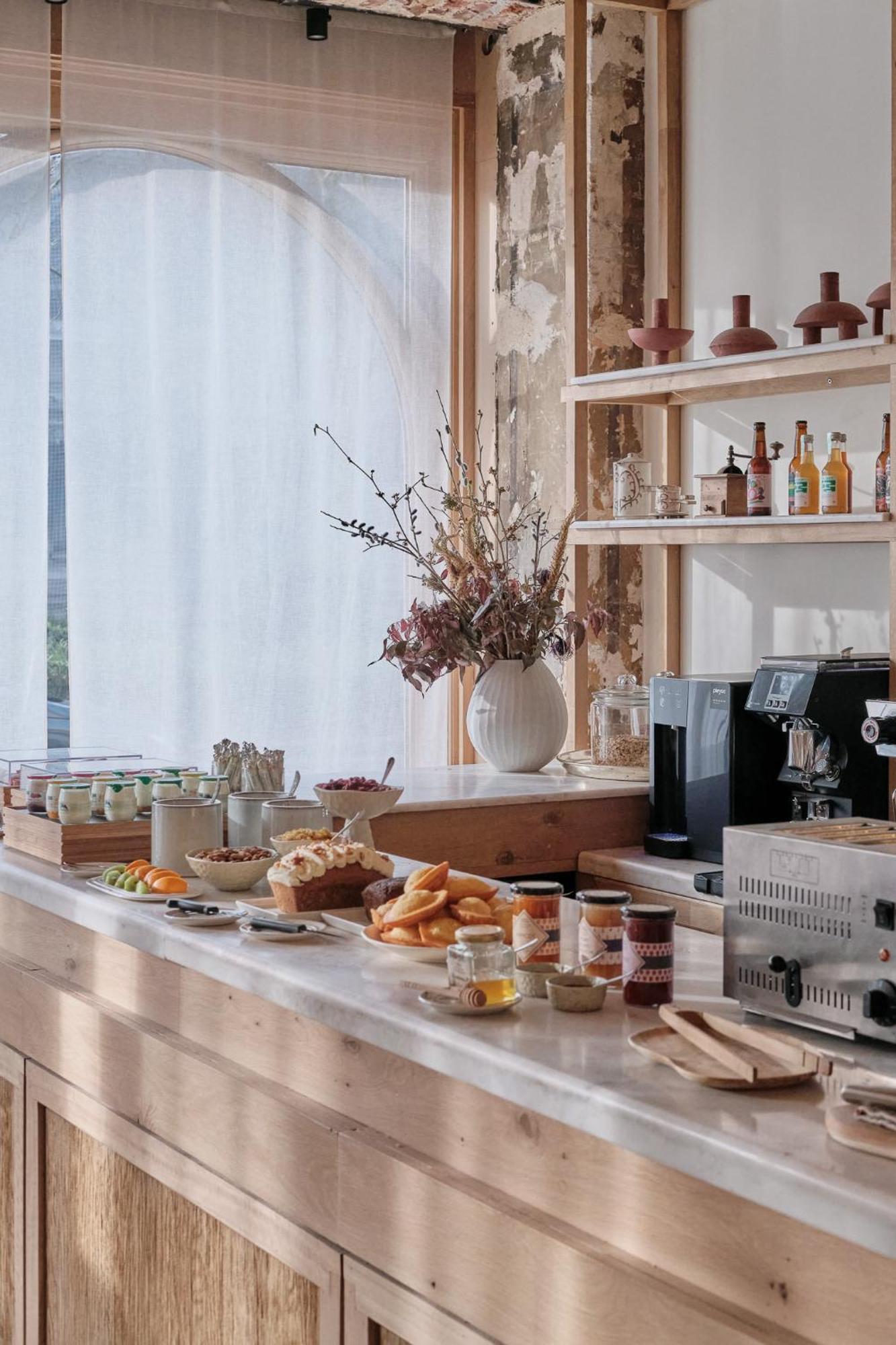 Elysee Montmartre Hotel Париж Екстериор снимка