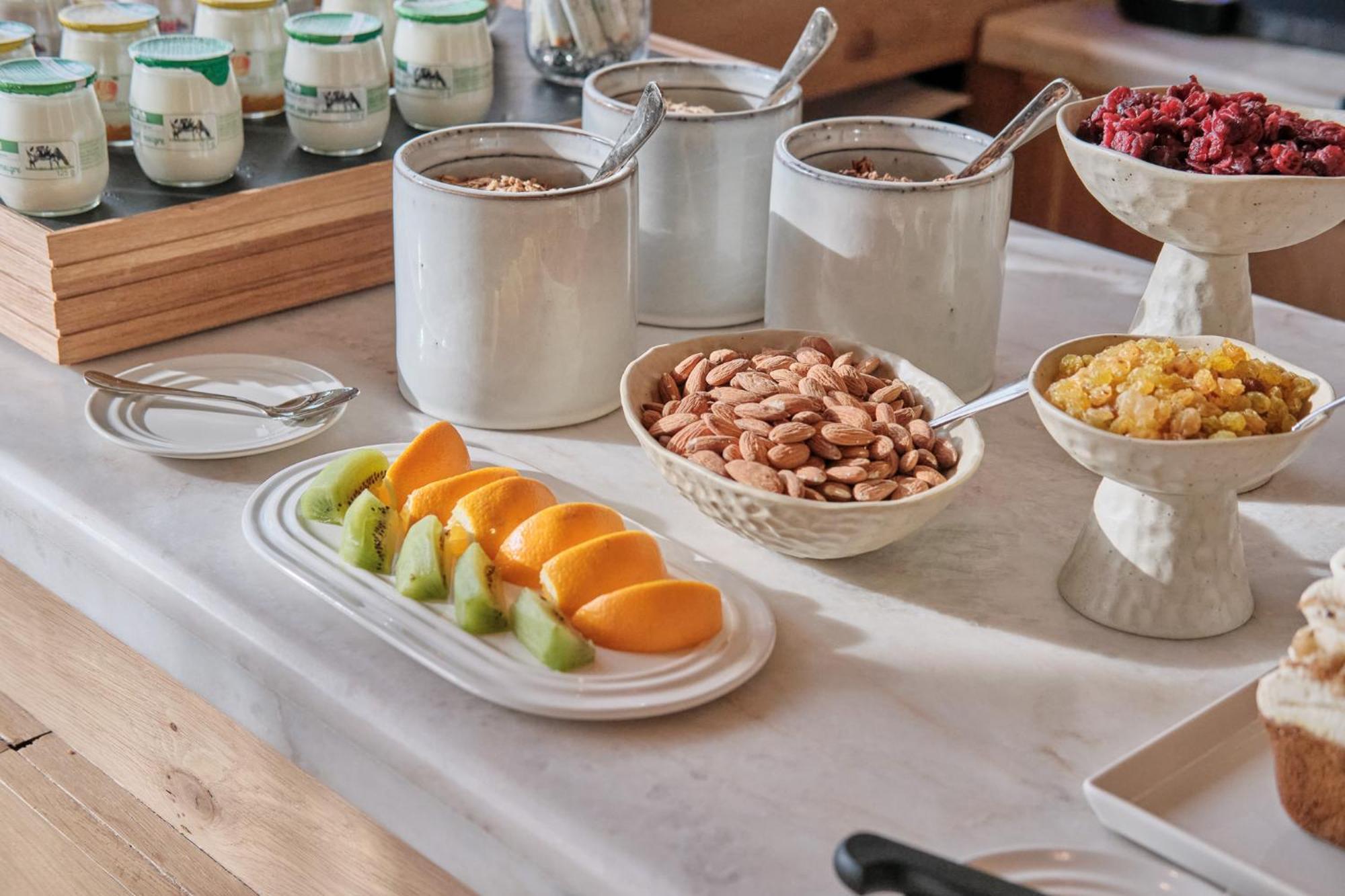 Elysee Montmartre Hotel Париж Екстериор снимка