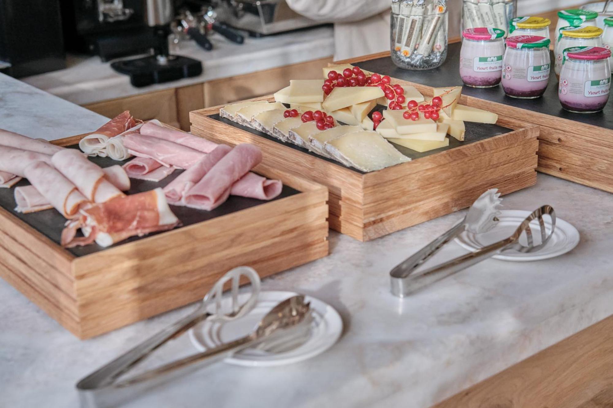 Elysee Montmartre Hotel Париж Екстериор снимка